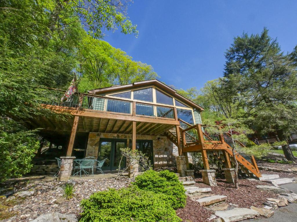 Nearby Private Lakefront with Hot Tub Fire Pit and Dock photo 1