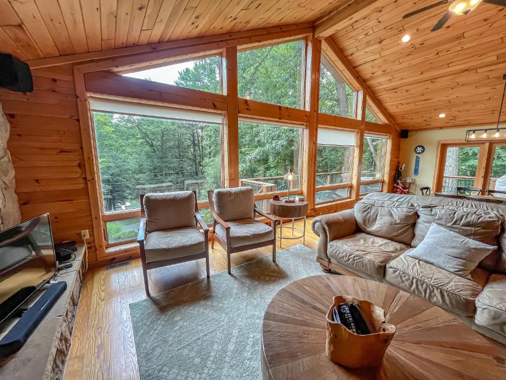 Nearby Private Lakefront with Hot Tub Fire Pit and Dock photo 3