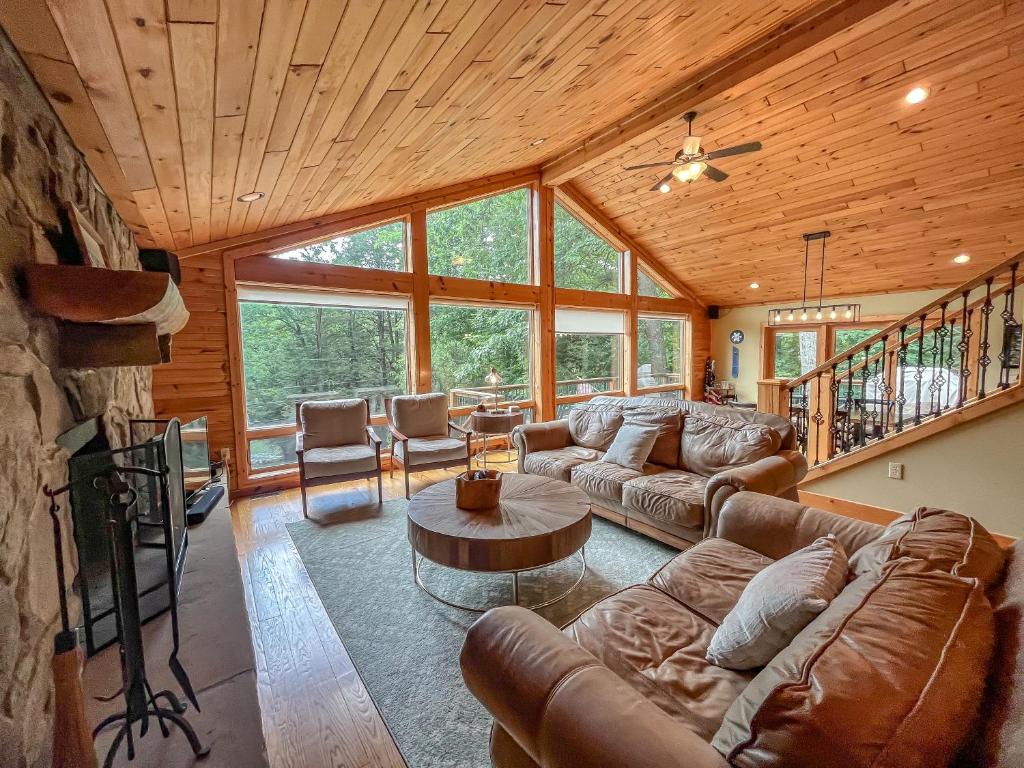 Nearby Private Lakefront with Hot Tub Fire Pit and Dock photo 2