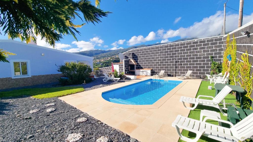 Casa Mendes in Arco da Calheta with a Panoramic Ocean and Mountain View photo 2