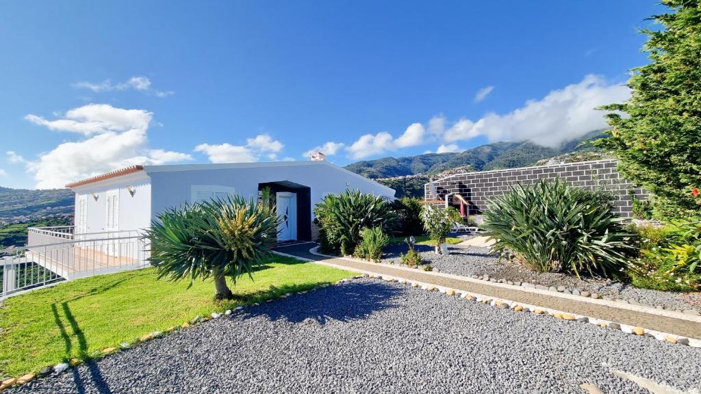 Casa Mendes in Arco da Calheta with a Panoramic Ocean and Mountain View photo 4