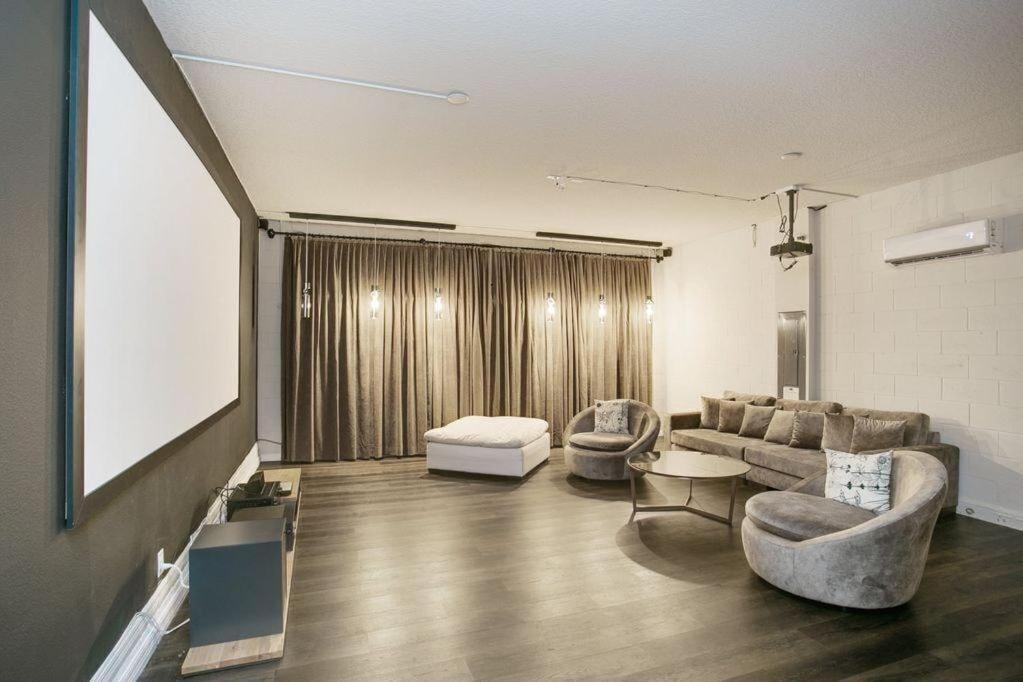 BSV1805 - Luxury 8 Bedroom 6 Bathroom Villa in the Desirable Solara Resort photo 4
