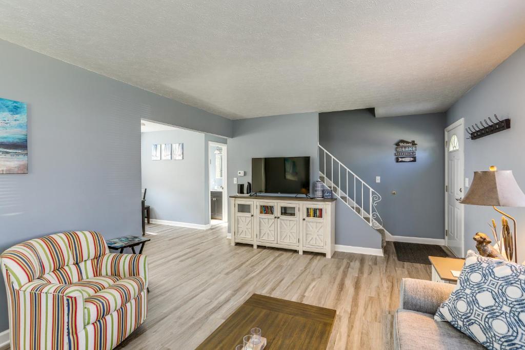 Dog-Friendly Port Clinton Home Walk to Lake Erie! photo 3