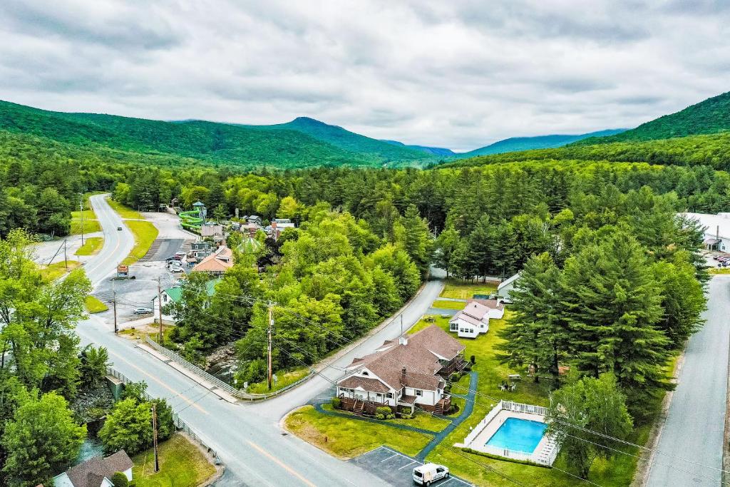 Riverbank Motel and Cabins image