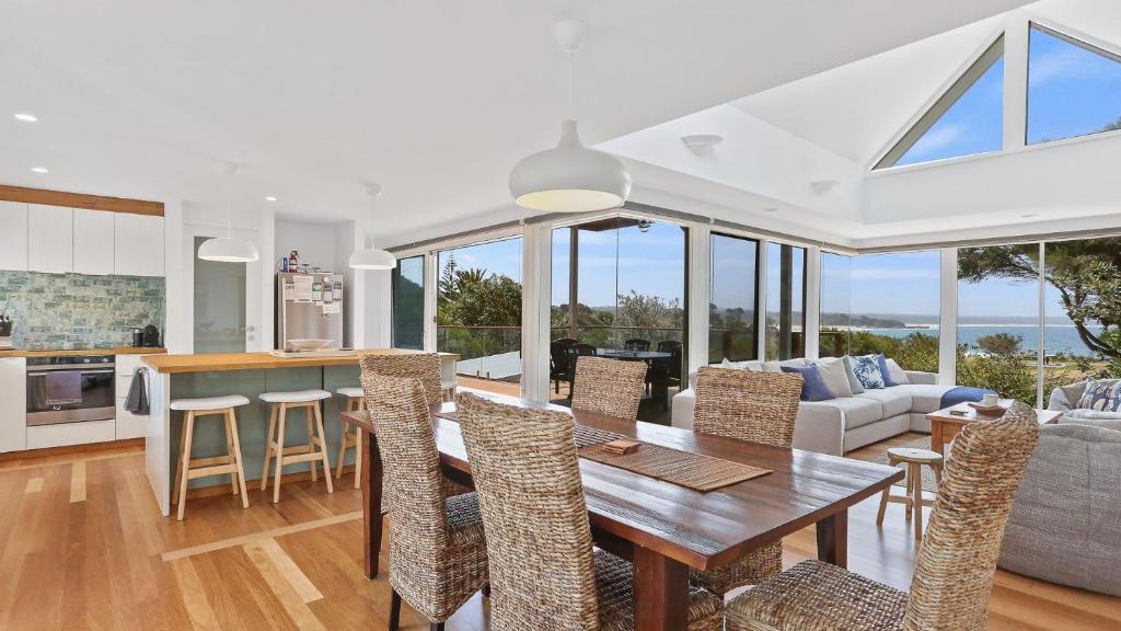 Cuttagee Views Luxury ocean beach front Bermagui Linen & Wifi Provided photo 3