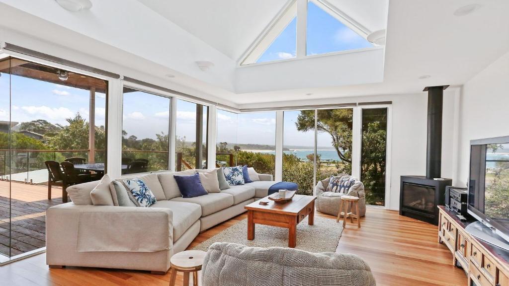 Cuttagee Views Luxury ocean beach front Bermagui Linen & Wifi Provided photo 2