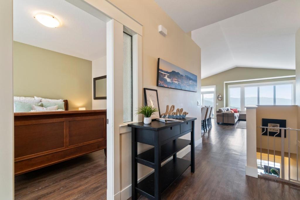 3 bed, 2 bath upper suite overlooking the city photo 3