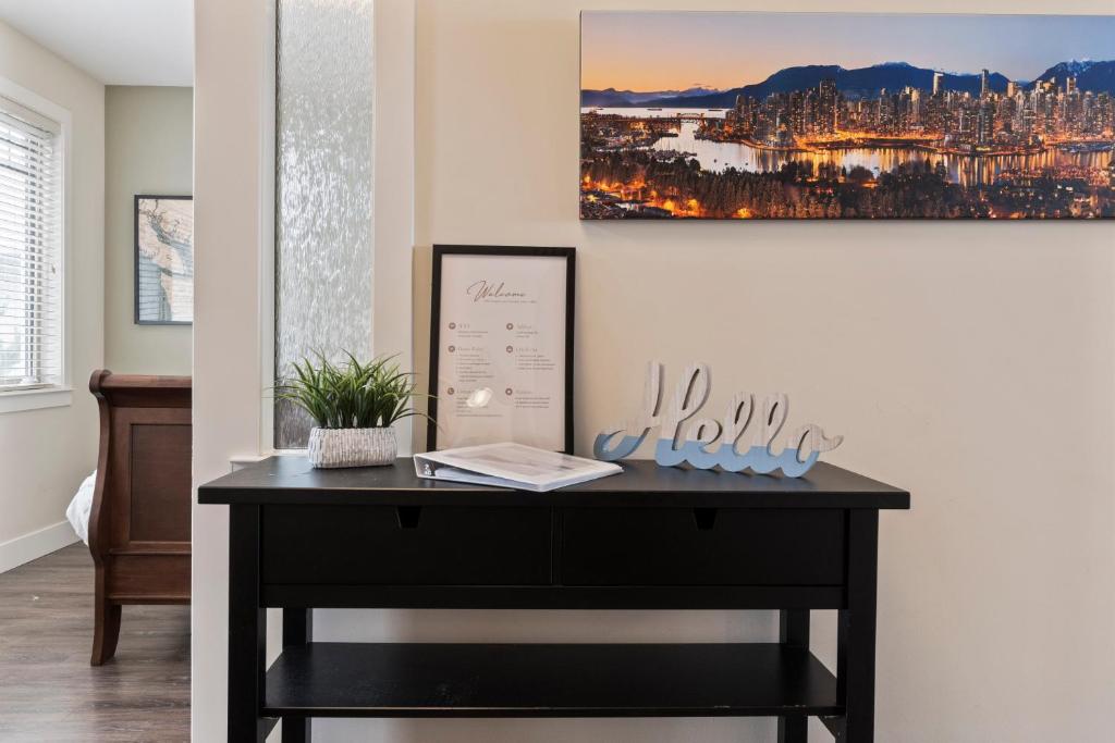 3 bed, 2 bath upper suite overlooking the city photo 2