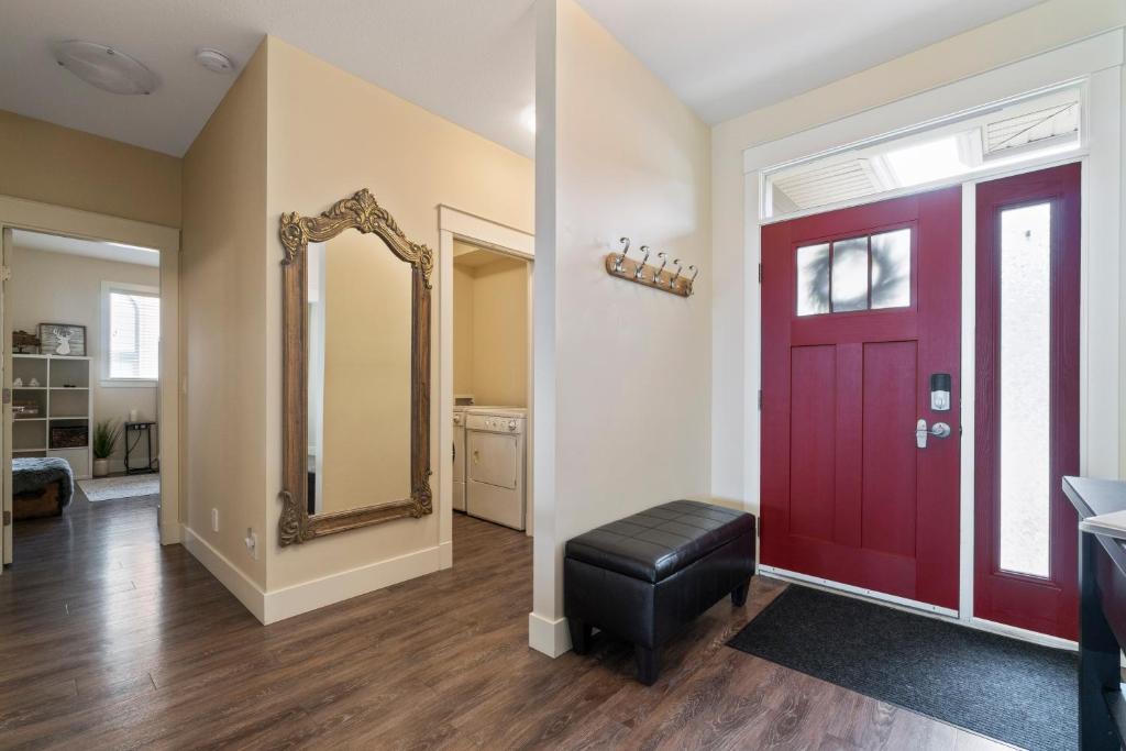 3 bed, 2 bath upper suite overlooking the city photo 1