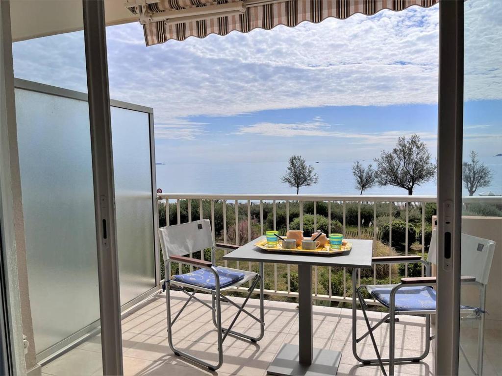 Appartement Le Lavandou, 1 pièce, 4 personnes - FR-1-251-509 photo 1