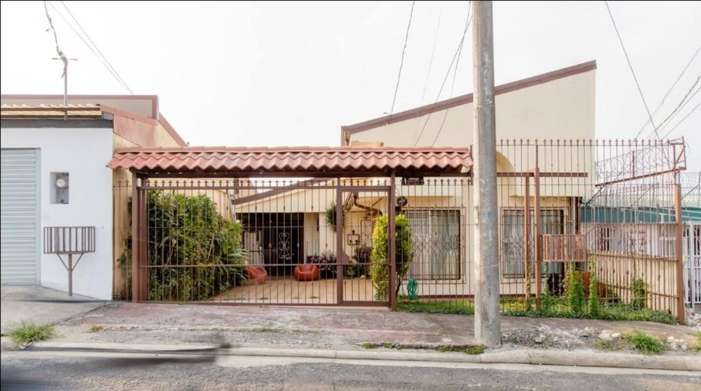 Casa Sarita - Hospedaje cerca del Parque Juan Castro y el hospital