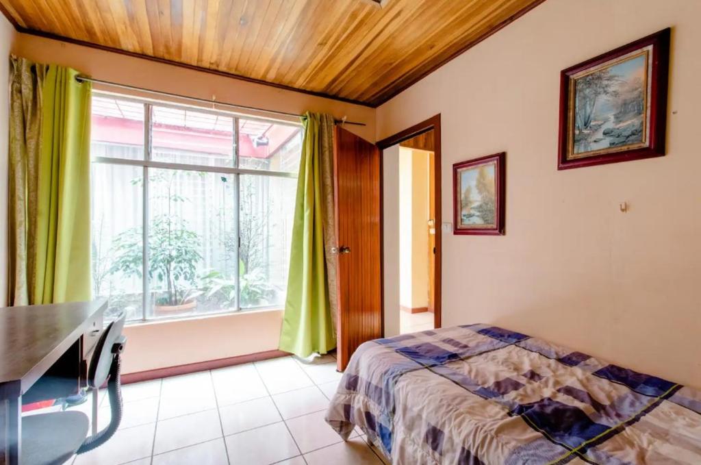 Casa Sarita - Hospedaje cerca del Parque Juan Castro y el hospital photo 2