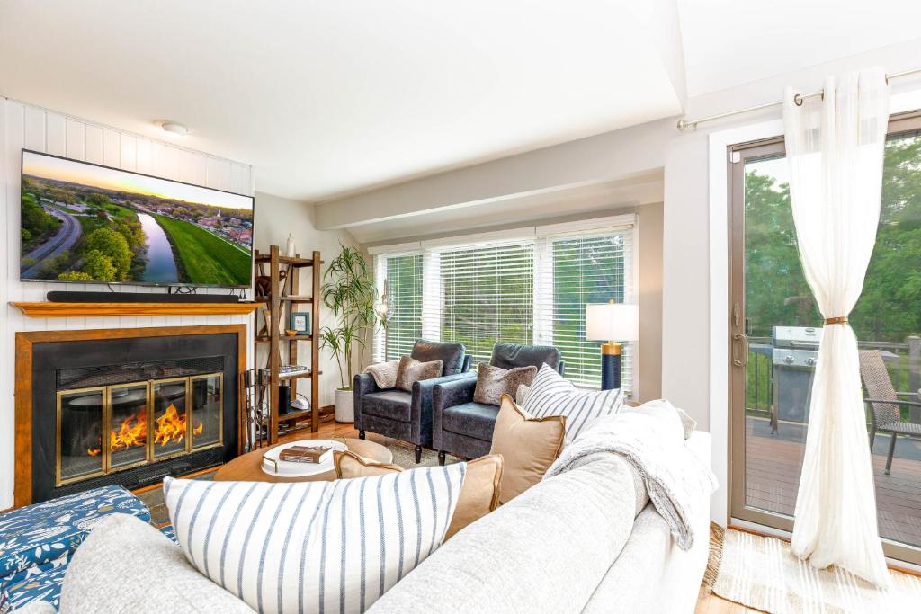 King Beds, Pool Access, Fireplace, Great Location in Galena Territory on Lake Galena photo 4