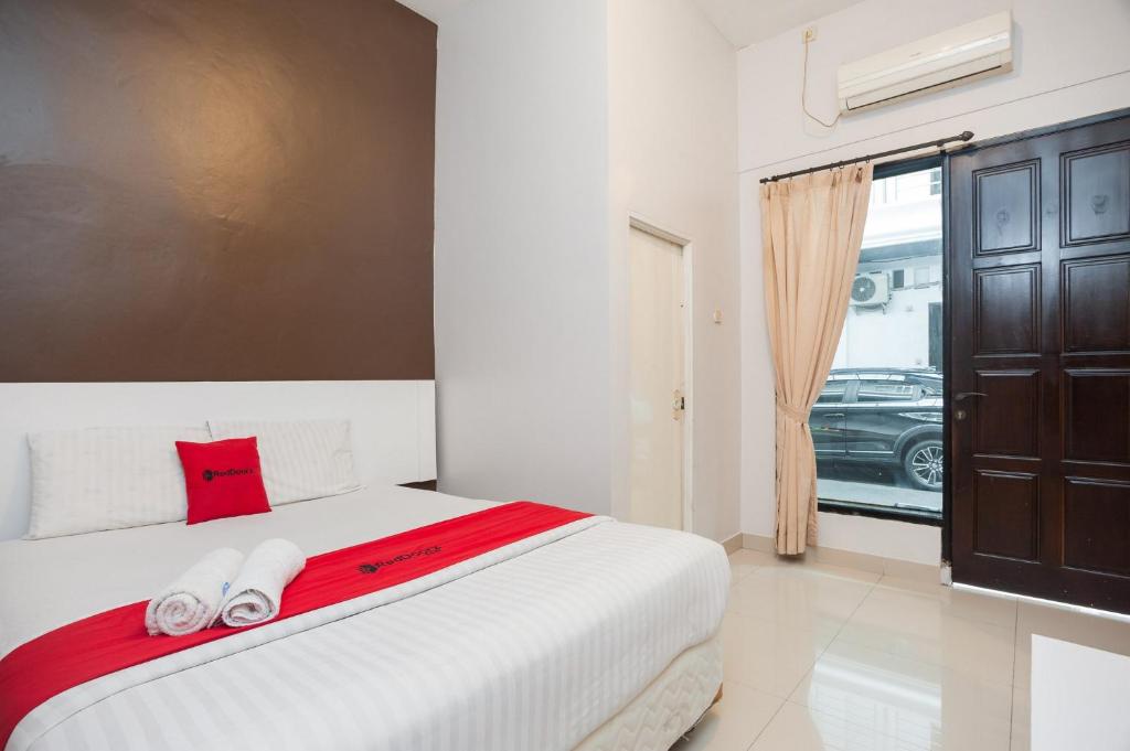 RedDoorz Syariah near Taman Air Mancur Bogor