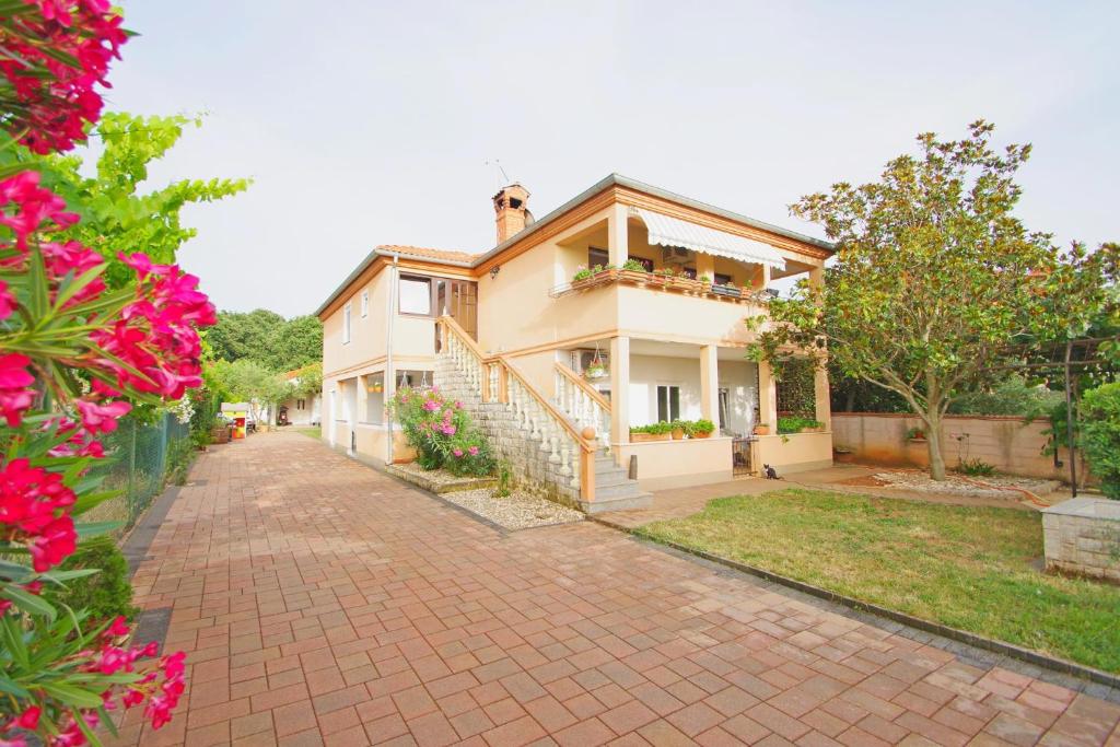 Apartment Pineta in village Valbandon