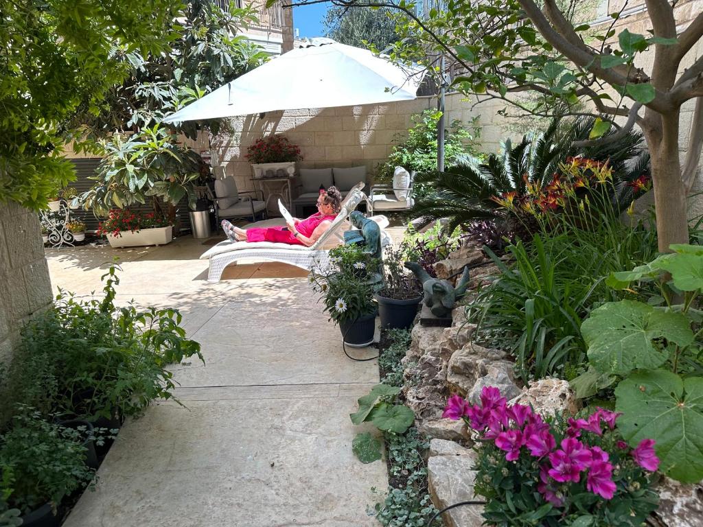 New luxurious apt, the BEST location in Jerusalem photo 2