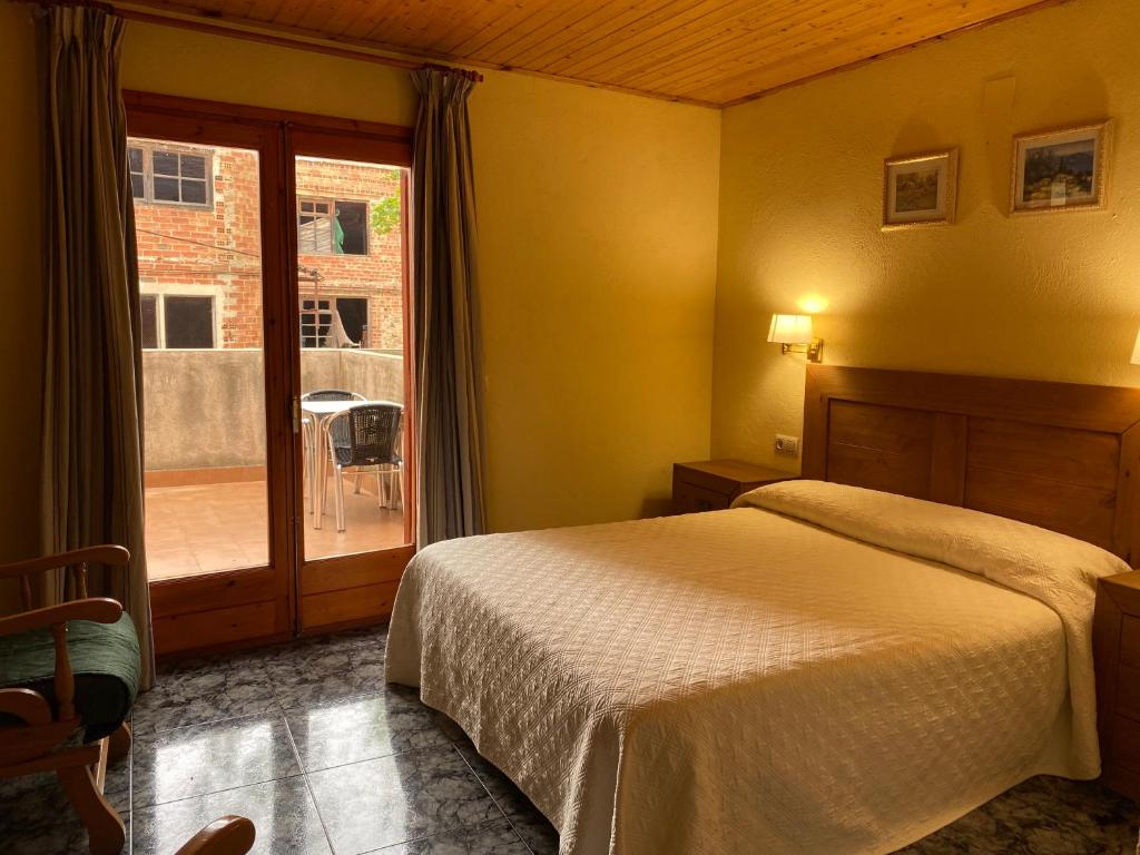 Hotel Rural Cal Amadeu - Tap to explore photos