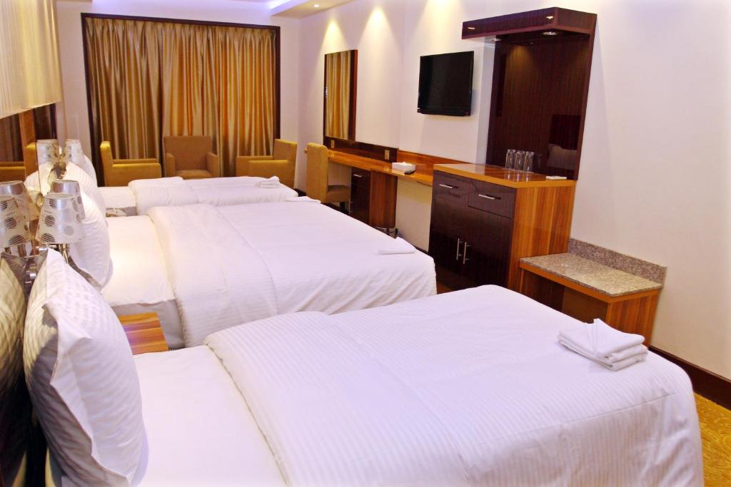 Четырехместный (Четырехместный номер «Комфорт»), Fal Hotel L.L.C