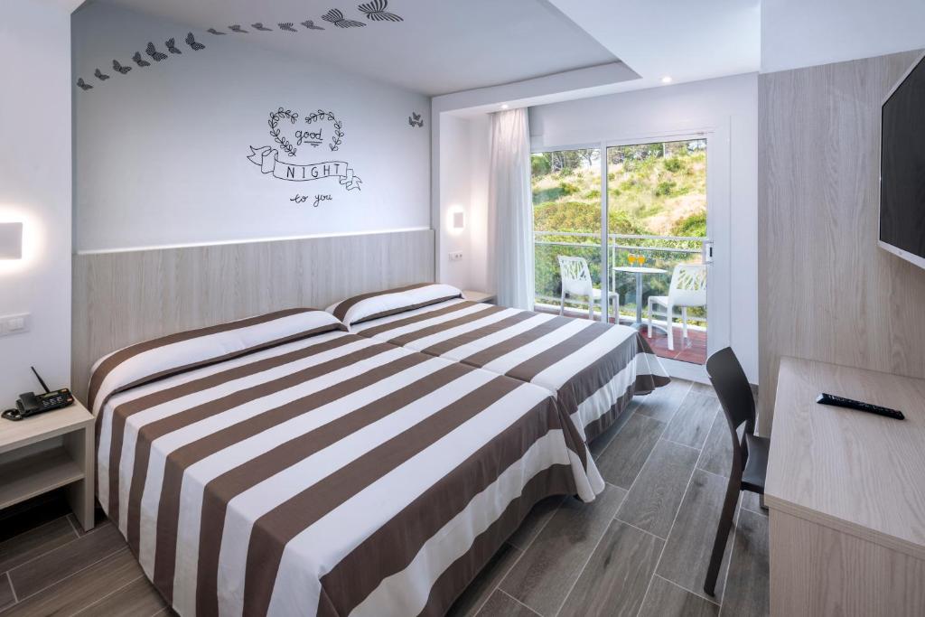 Hotel Oasis Park Splash photo 2
