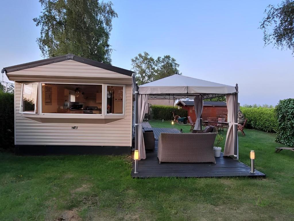 Chalet E009 with a large garden
