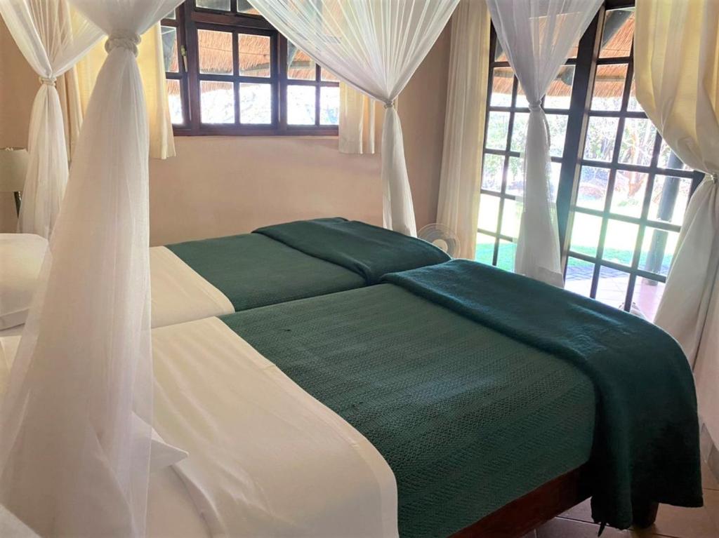 Twin bed lodge on natural African bush - 2111 photo 2