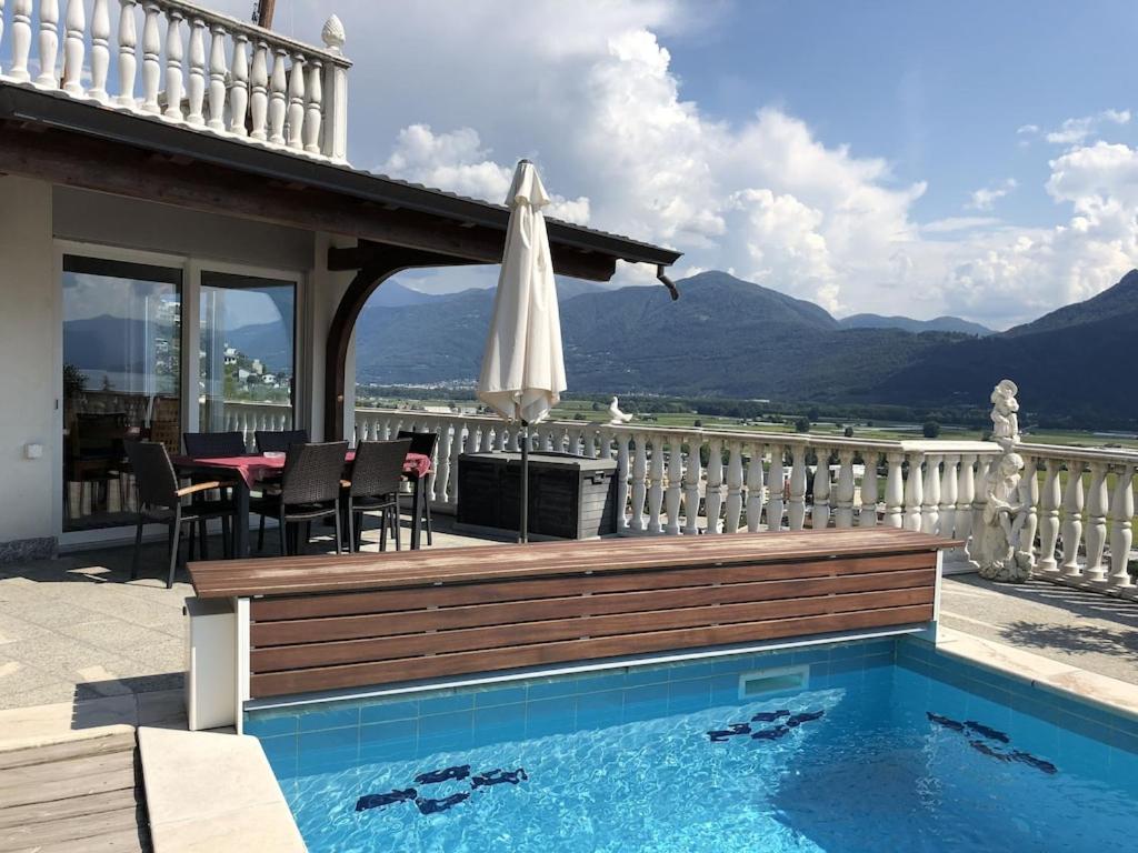 Romantic holiday home with a fantastic view of Lake Maggiore and the pool photo 2