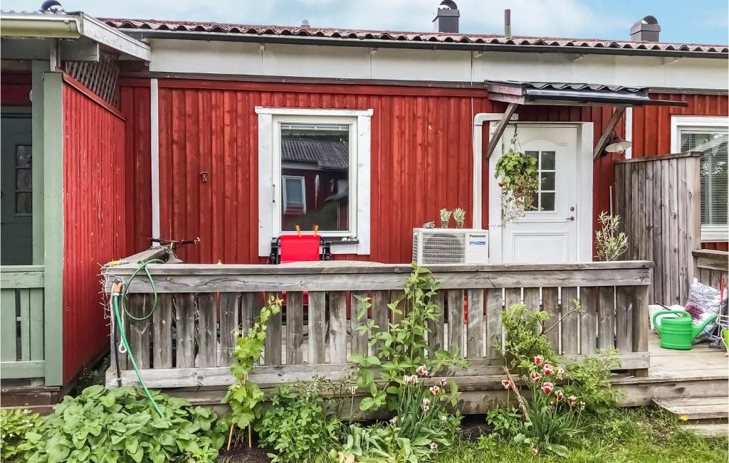 Nice Home In Hallstavik With 2 Bedrooms And Internet