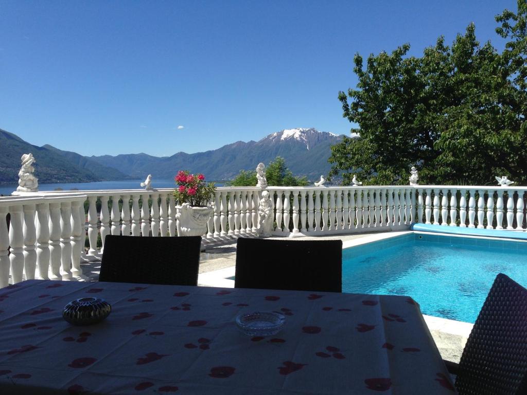 Romantic holiday home with a fantastic view of Lake Maggiore and the pool photo 1