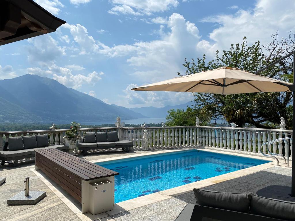 Romantic holiday home with a fantastic view of Lake Maggiore and the pool photo 4