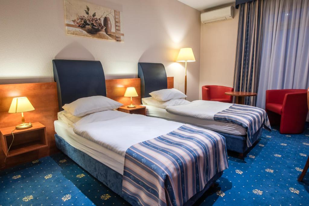 Hotel Gwarna - Tap to explore photos