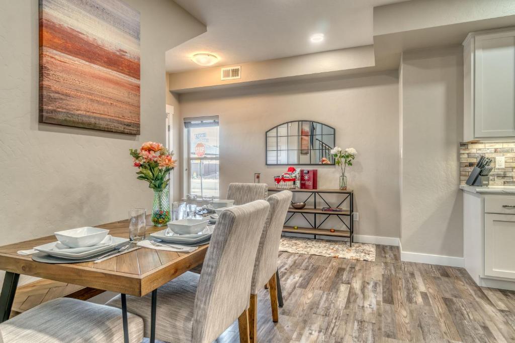 New! Sunrise Mesa-balcony Views, Fenced Yard photo 1