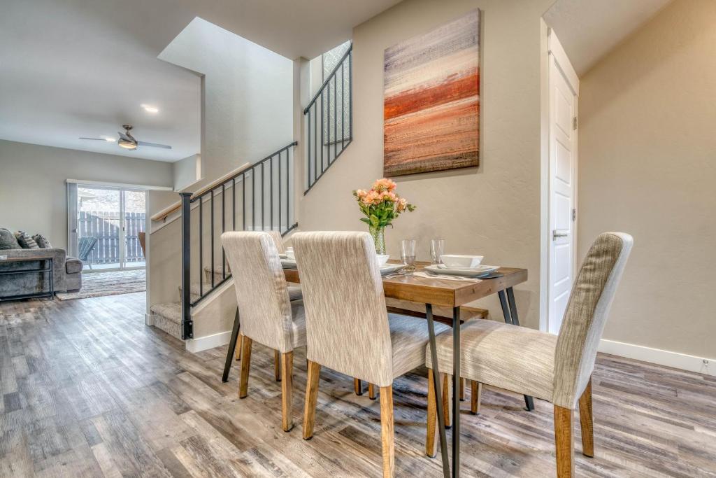 New! Sunrise Mesa-balcony Views, Fenced Yard photo 3