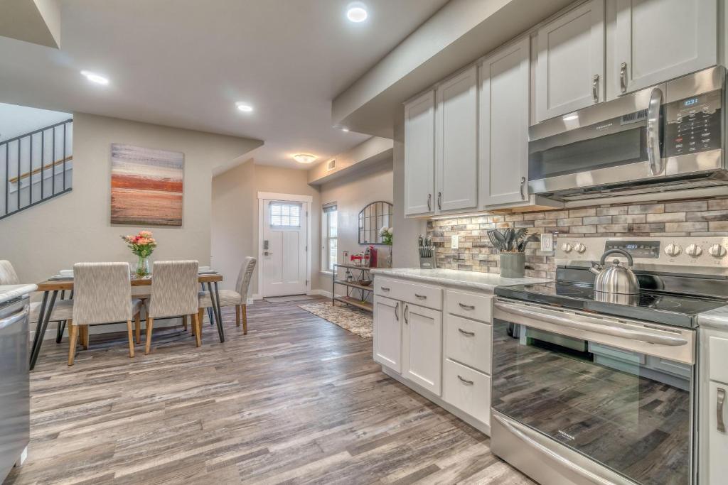 New! Sunrise Mesa-balcony Views, Fenced Yard photo 4