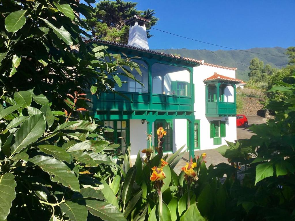 Spacious characterful villa with spectacular views in quiet rural setting. photo 2