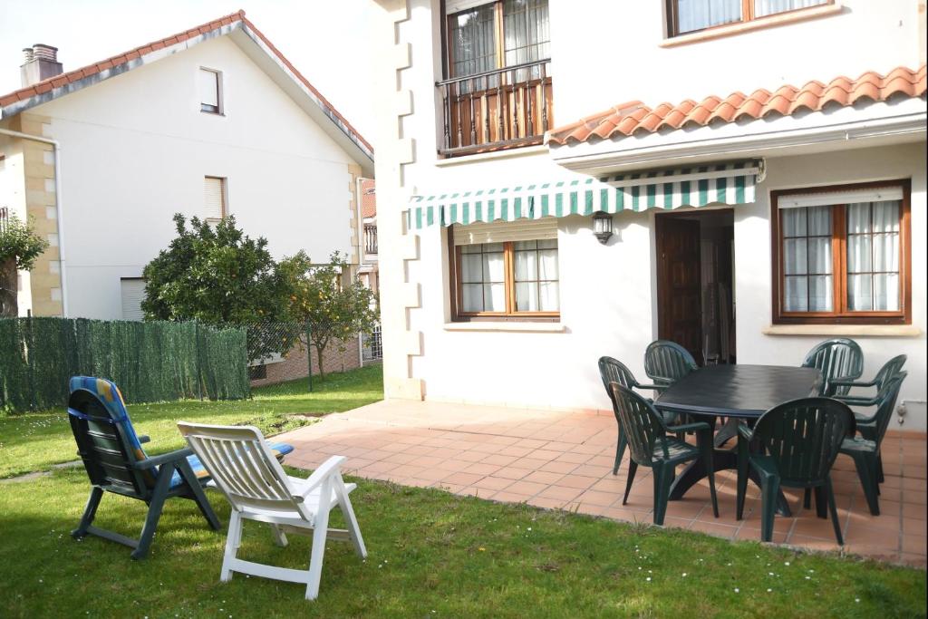 Chalet en urbanización con piscina