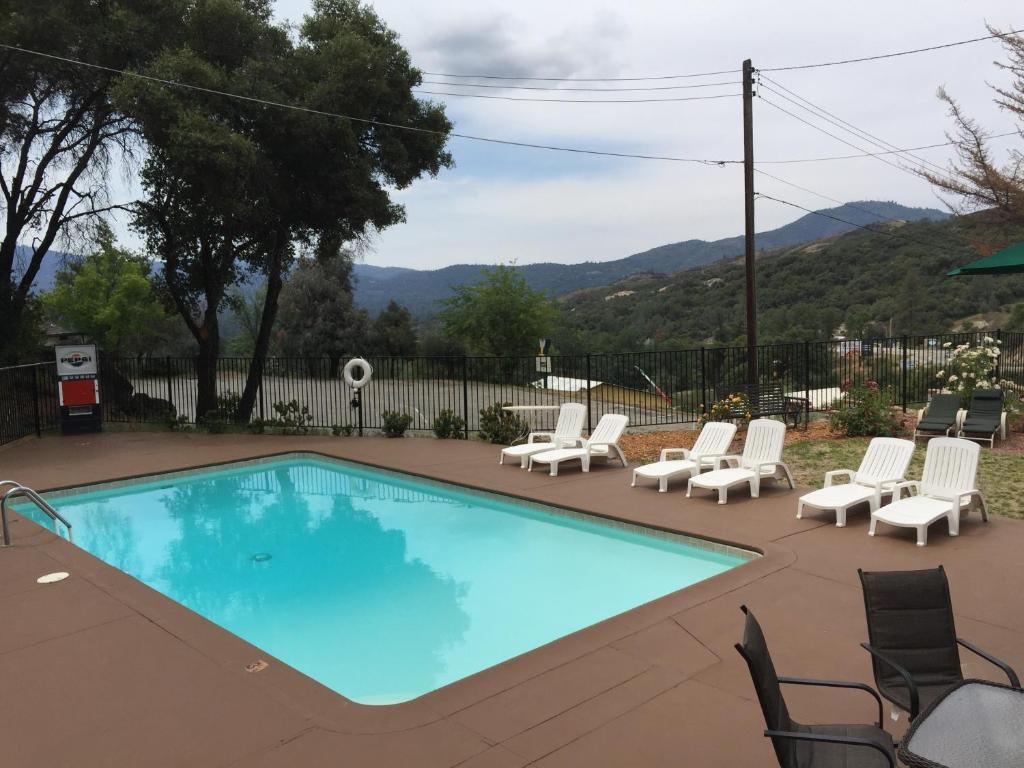 Mountain Trail Lodge & Vacation Rentals image