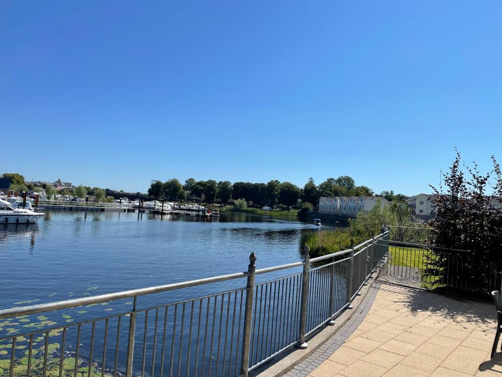 Five bedroom waterfront house photo 3
