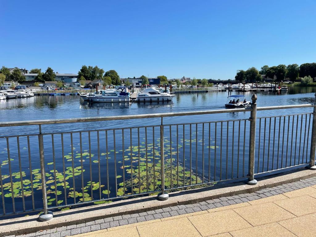 Five bedroom waterfront house photo 2