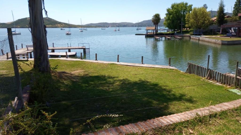 Alojamiento La Puntilla Gran casa orilla Lago Rapel piscina ,jardines ,quincho ,terrazas,para 13 photo 2