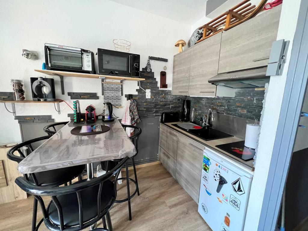 Studio cabine familial avec balcon aux Angles - FR-1-593-86 - Tap to explore photos