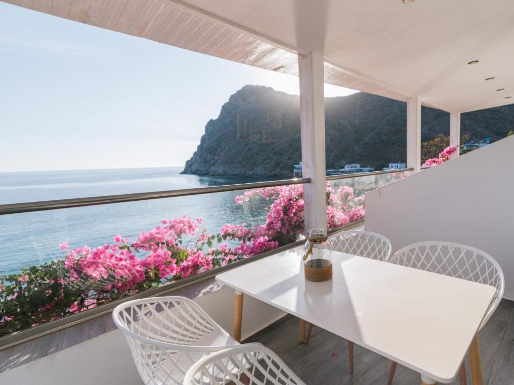 Zorbas Apartments-Am Strand von Lentas photo 1