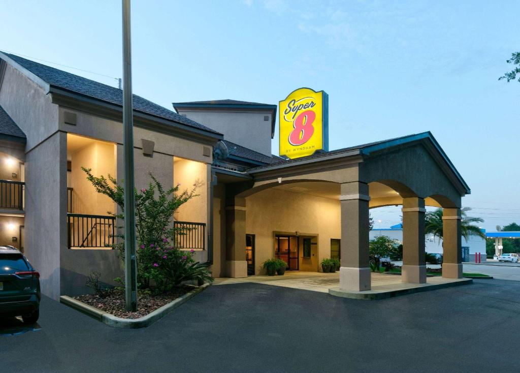 Super 8 by Wyndham Diberville Biloxi Area image