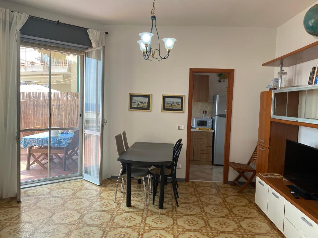 Delizioso Bilocale ad Albenga con Terrazzo Vista Mare photo 2