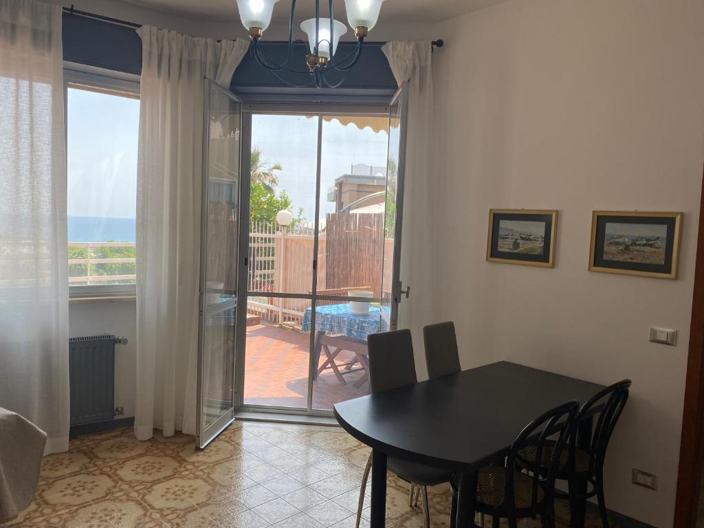 Delizioso Bilocale ad Albenga con Terrazzo Vista Mare photo 3