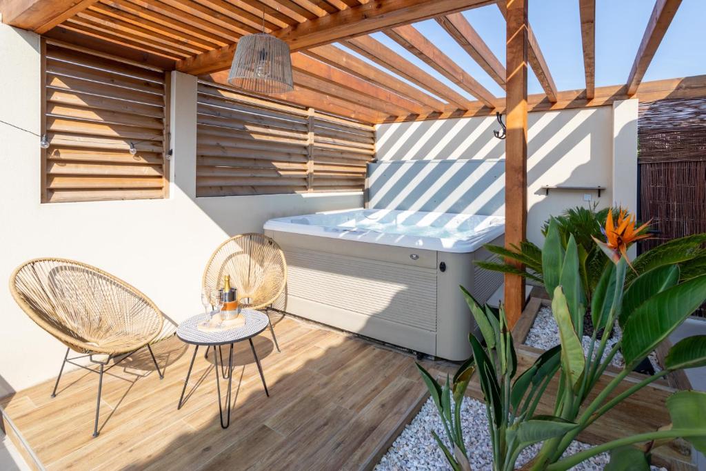 L'entre deux-suite romantique - jacuzzi privatif photo 1