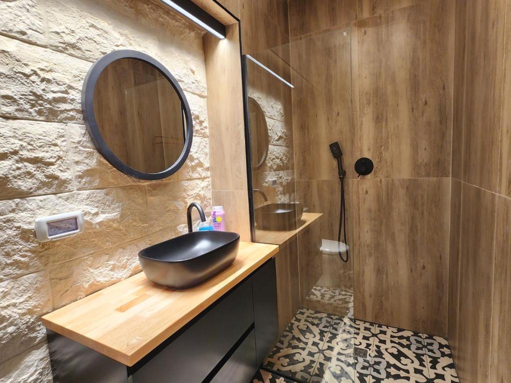 jacuzzi lovely apartment centr German colony bahai gardens photo 2