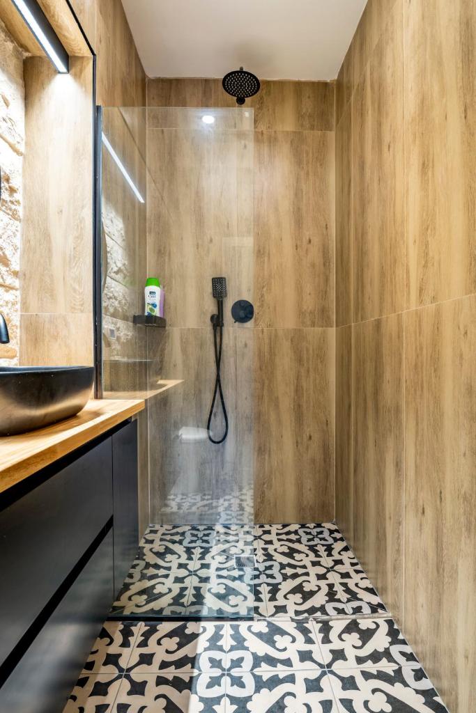 jacuzzi lovely apartment centr German colony bahai gardens photo 3