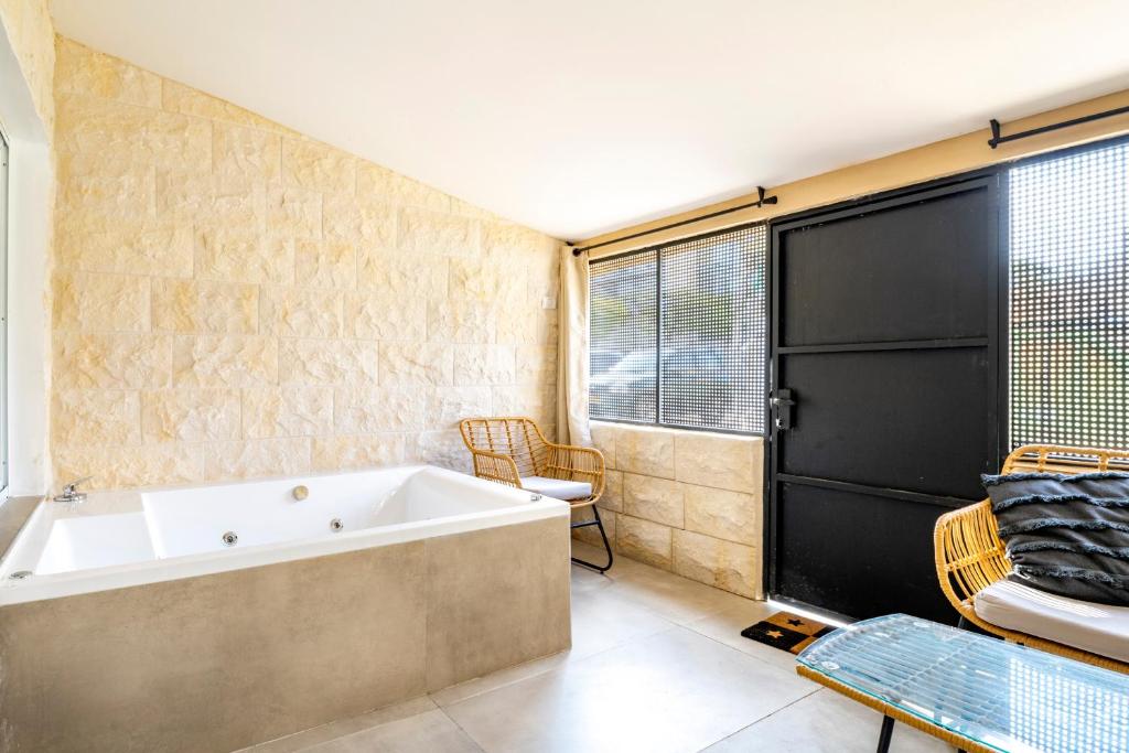 jacuzzi lovely apartment centr German colony bahai gardens photo 4