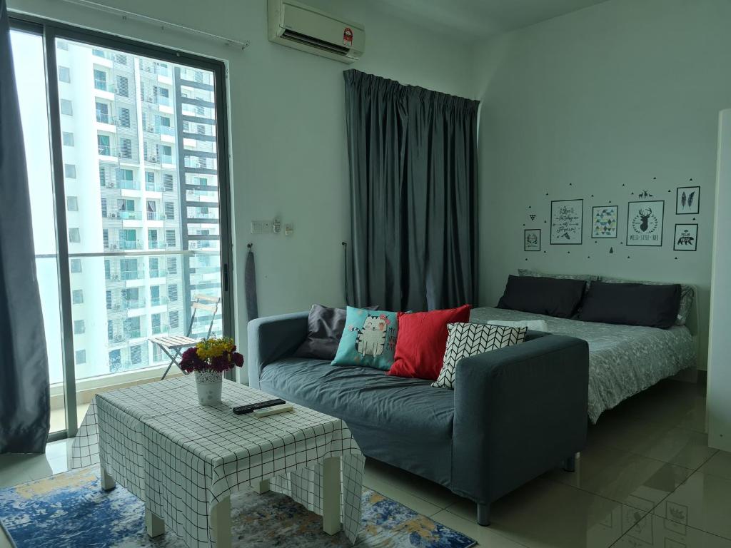Hideaway at Cybersquare - No Deposit photo 4