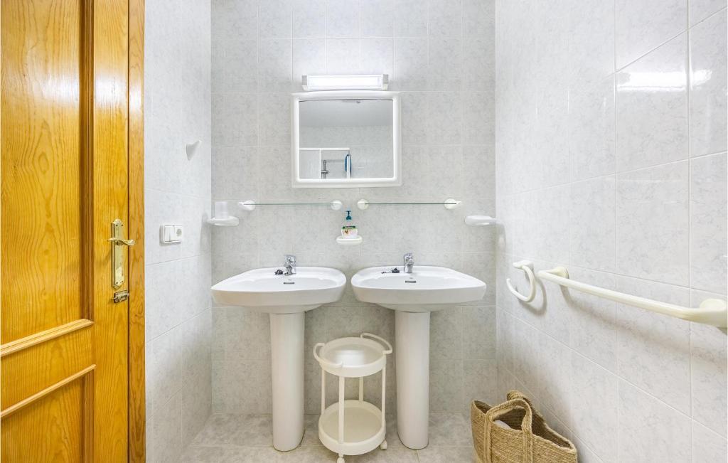Awesome Apartment In Cautivador With Outdoor Swimming Pool, Wifi And 2 Bedrooms photo 4